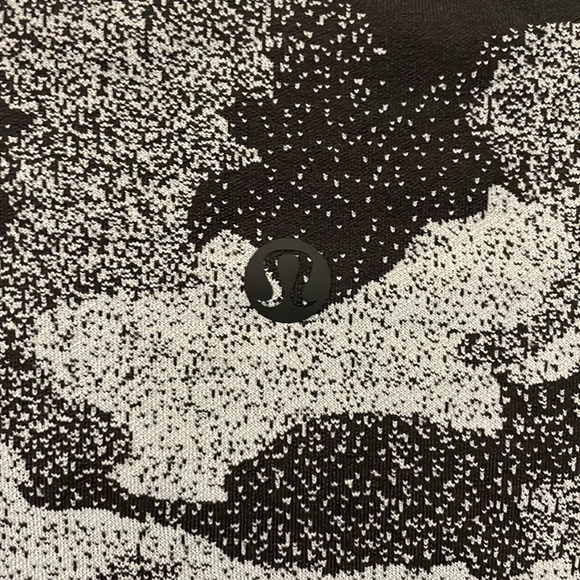 Lululemon camouflage crop top - Picture 3 of 3